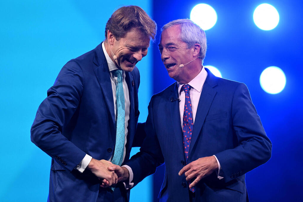 Richard Tice, left, with Reform UK leader Nigel Farage at a party conference last year (Photo: Oli SCARFF / AFP) ריצ'רד טייס ונייג'ל פראג'