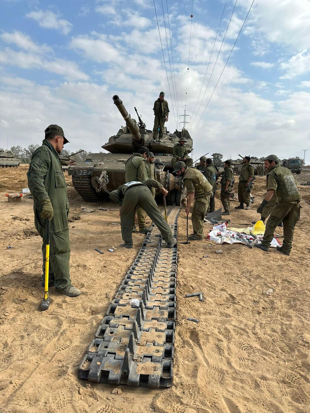 חיילי גדוד 53 מכינים את הטנקים לקראת הירידה לקרבות בעוטף עזה ב-7 באוקטובר