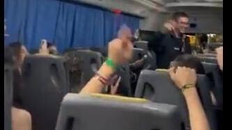 התלמידים באוטובוס