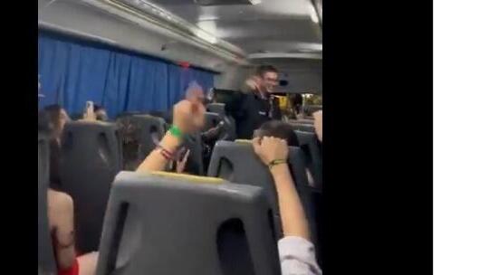 התלמידים באוטובוס