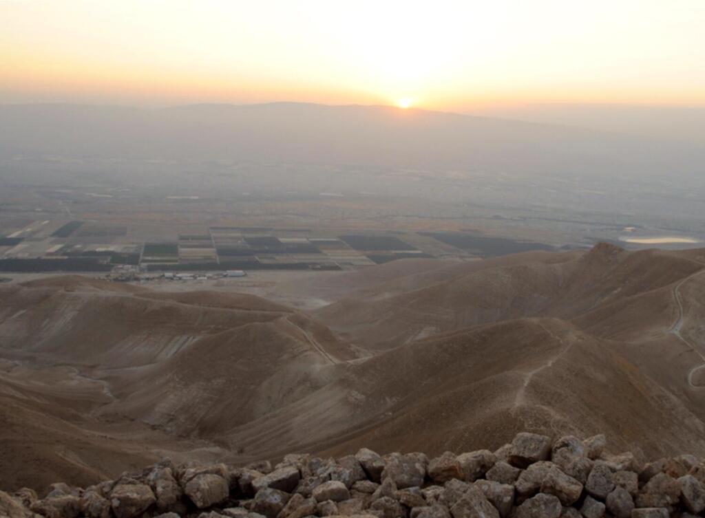 The sun rises over the summit of Sartaba (Photo: Eran Gal-Or) השמש עולה על פסגת הסרטבה