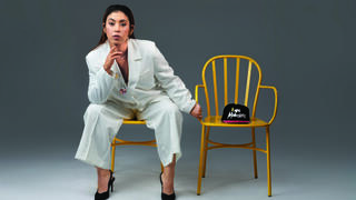 אילנה גריצווסקי עם הכובע של מתן צנגאוקר