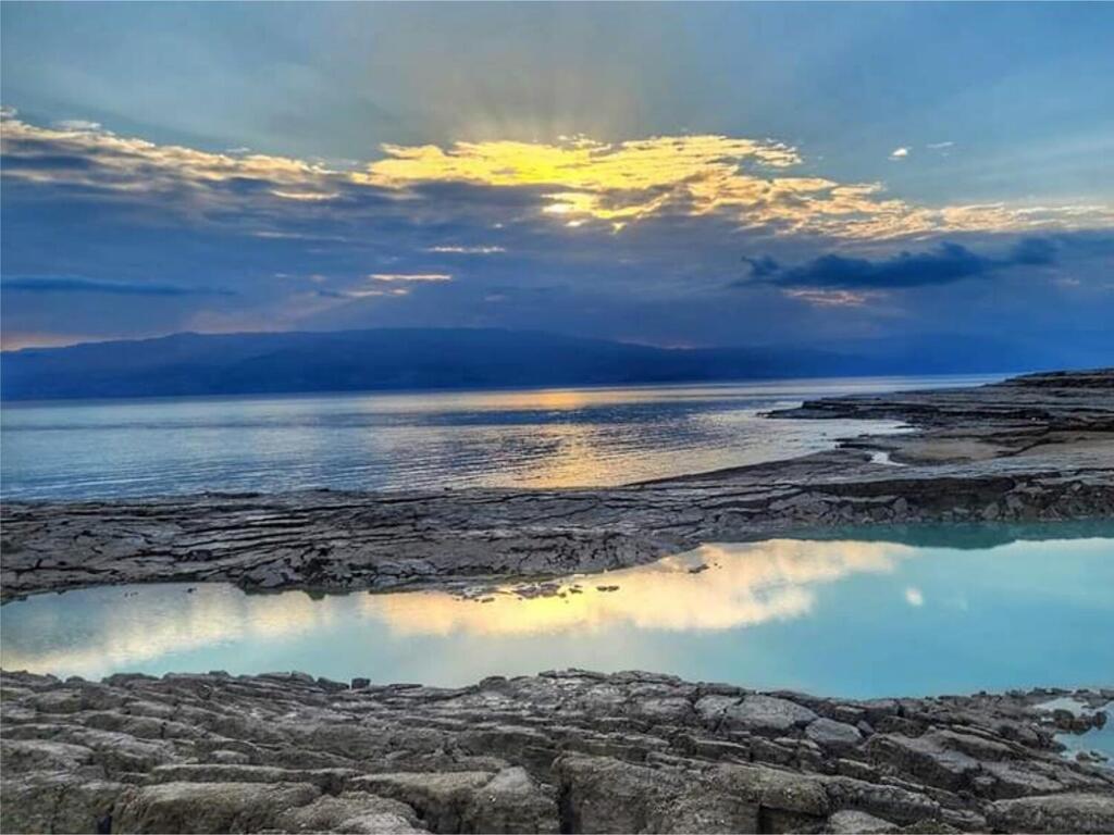 Sunrise over the sinkhole line from the Dragot Cliffs (Photo: Eran Gal-Or) זריחה על קו הבולענים במצוקי דרגות