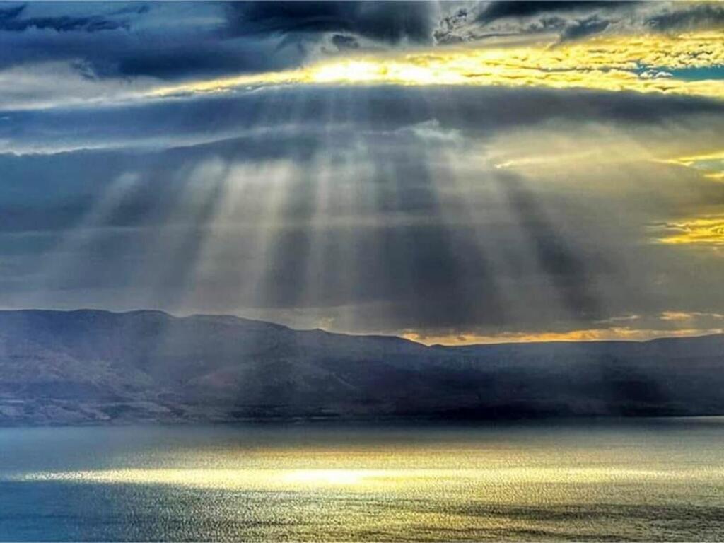 The sun rises over the Dead Sea (Photo: Eran Gal-Or) זריחה על קו הבולענים במצוקי דרגות