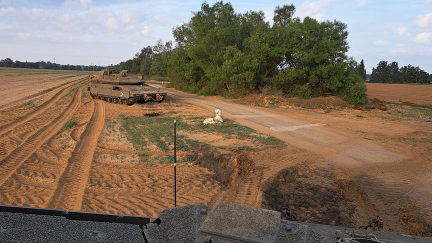 הטנקים של גדוד 53 סמוך לניר יצחק בבוקר שאחרי מתקפת הפתע בשבעה באוקטובר