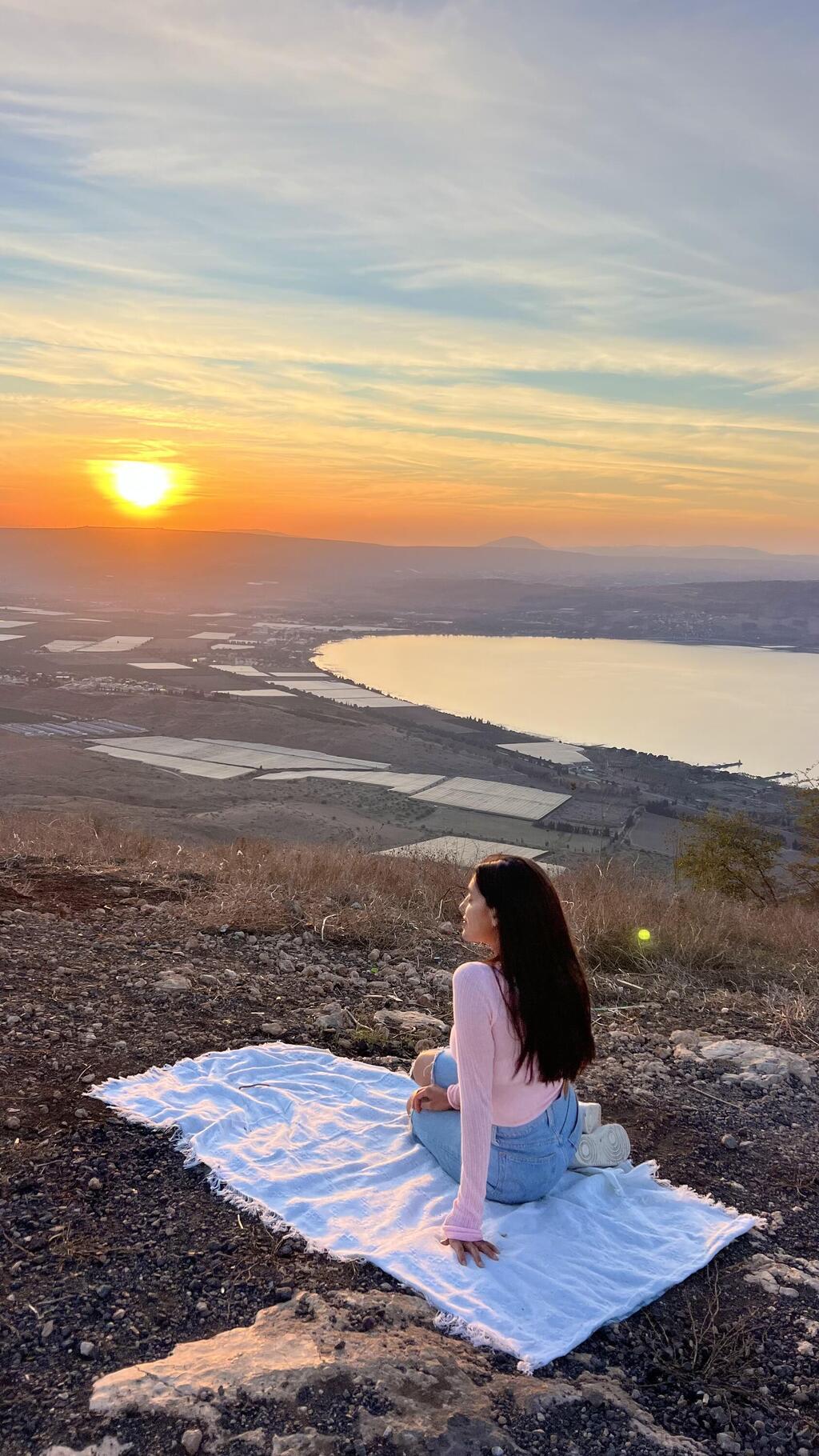 Hen Yosef at Mitzpeh Haruvim (Photo: Hen Yosef) חן יוסף במצפה חרובים