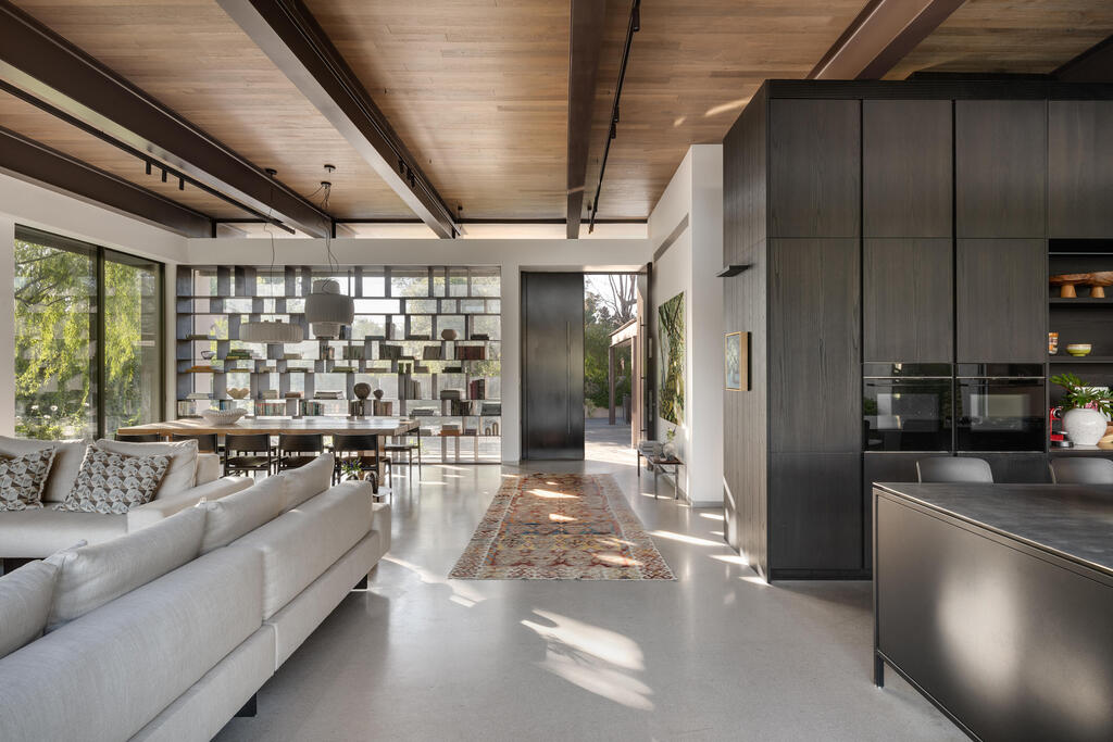 Behind the formal kitchen is another, hidden kitchen (Photo: Oded Smadar) בית במושב במרכז, תכנון: סמט אדריכלים