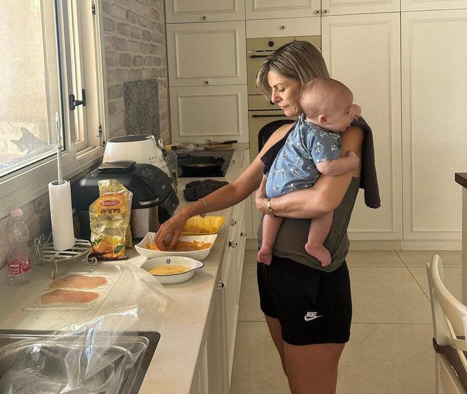 Frying schnitzels and caring for her grandson (Photo: Private album) הילה ארבל מגזין סוף שבוע