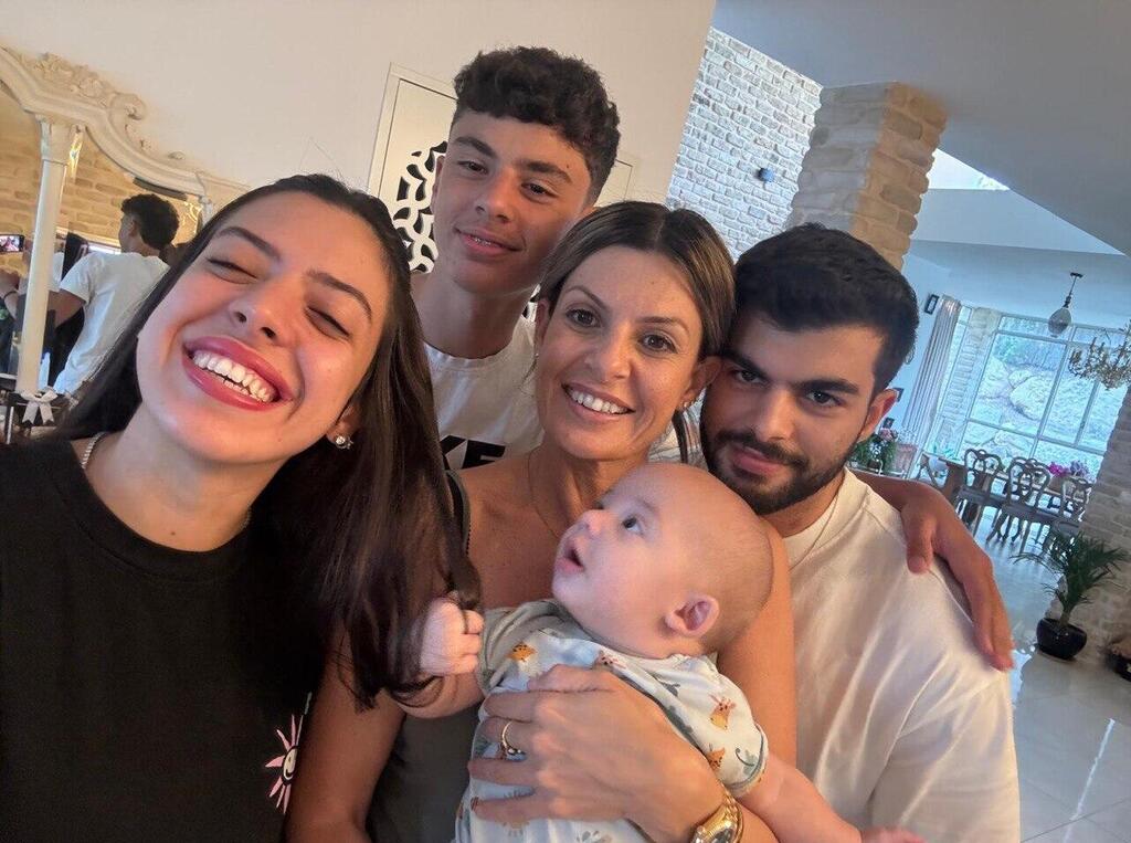 Hila Arbel with her children and granson (Photo: Private album) הילה ארבל מגזין סוף שבוע