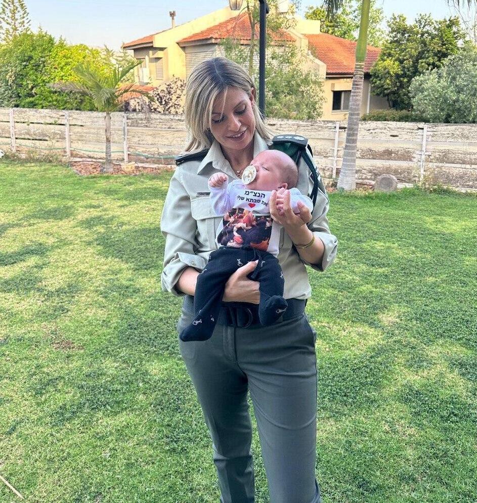 In uniform, with granson Adiel (Photo: Private album) הילה ארבל מגזין סוף שבוע