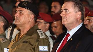 שר הביטחון כ״ץ, הרמטכ״ל אייל זמיר ומפקד פיקוד מרכז אלוף אבי בלוט בטקס ההתייחדות עם זכר חללי הצנחנים