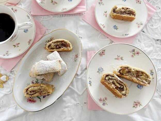 Date & walnut rolled cookies 
