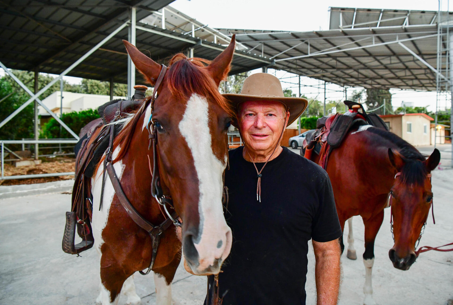 איל ירדנאי בחוות הסוסים הטיפולית שהקים לזכר בנו, אמיר ז"ל  