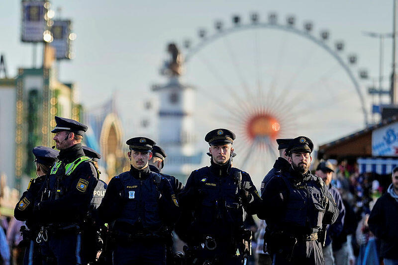 שוטרים אוקטוברפסט גרמניה פסטיבל