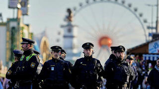 שוטרים אוקטוברפסט גרמניה פסטיבל