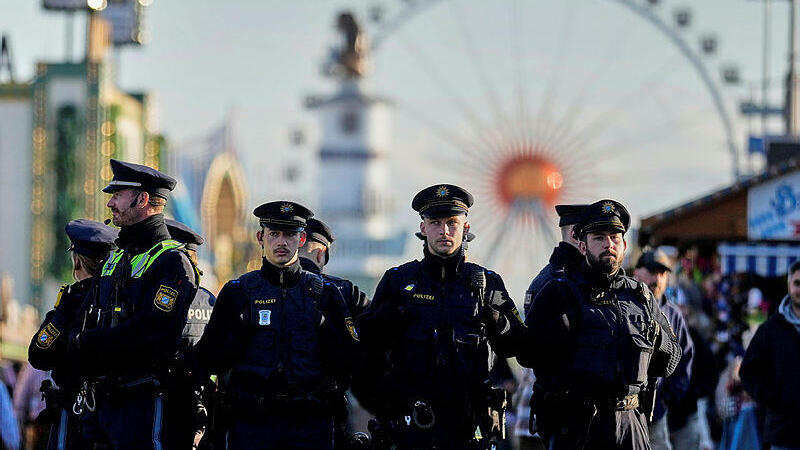 שוטרים אוקטוברפסט גרמניה פסטיבל