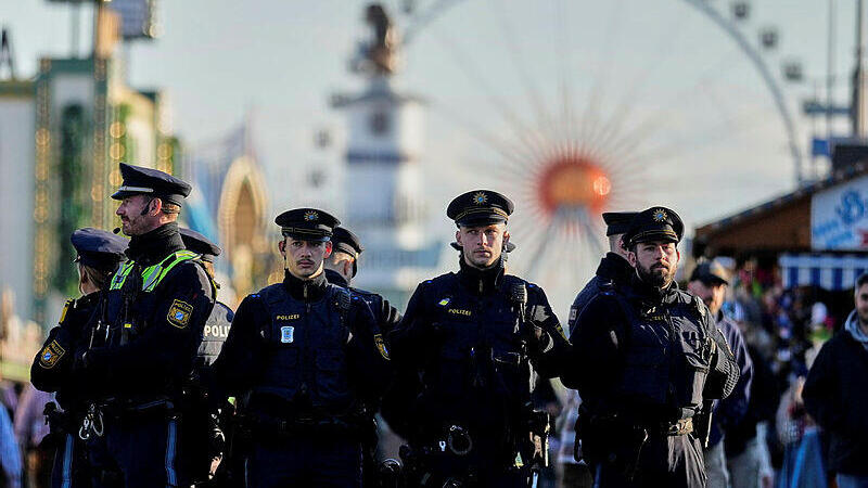 שוטרים אוקטוברפסט גרמניה פסטיבל