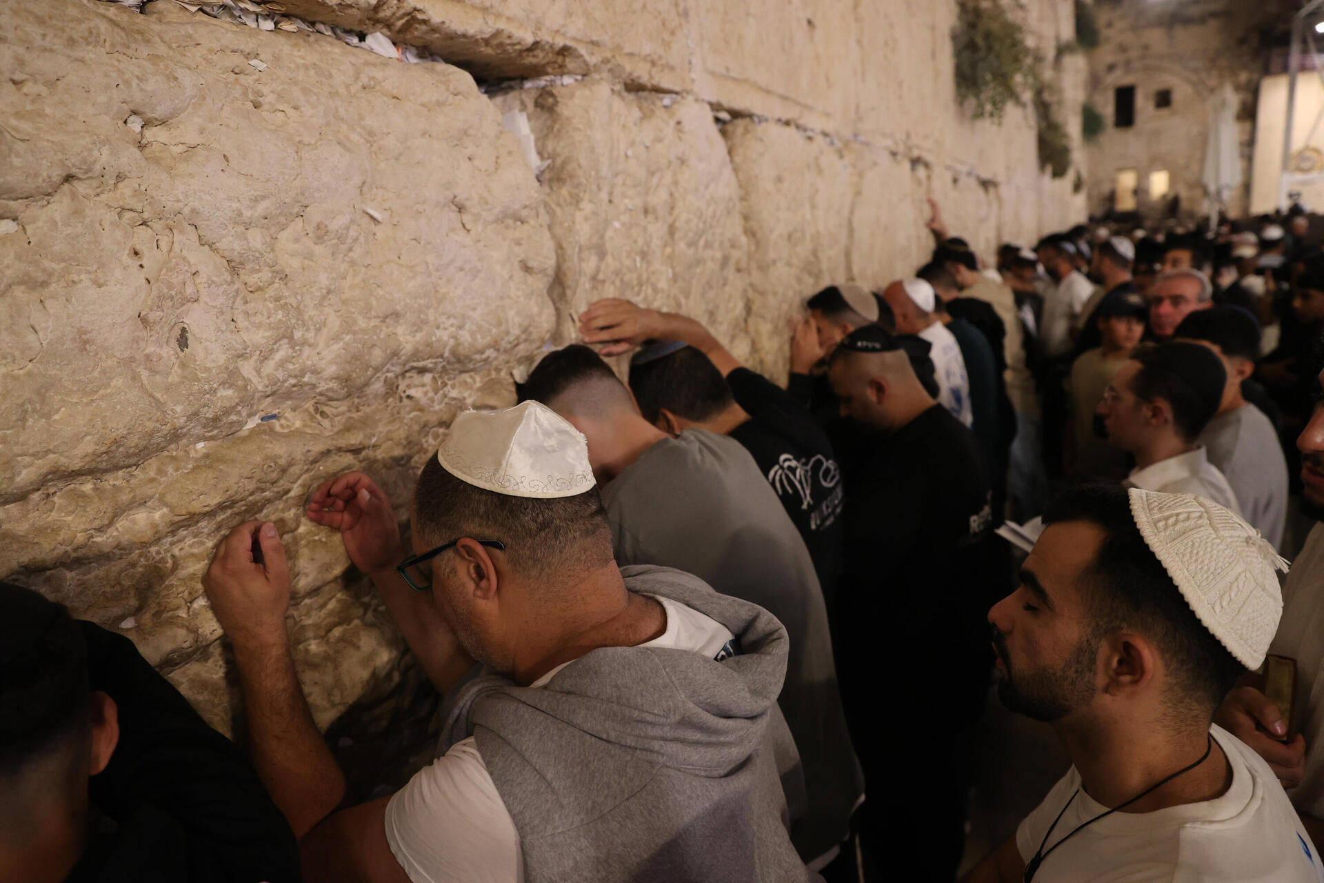שעת סליחות בכותל המערבי 