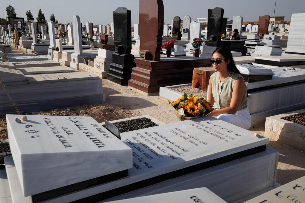 Noa beside her mother’s grave (Photo: Ziv Koren) נועה ארגמני