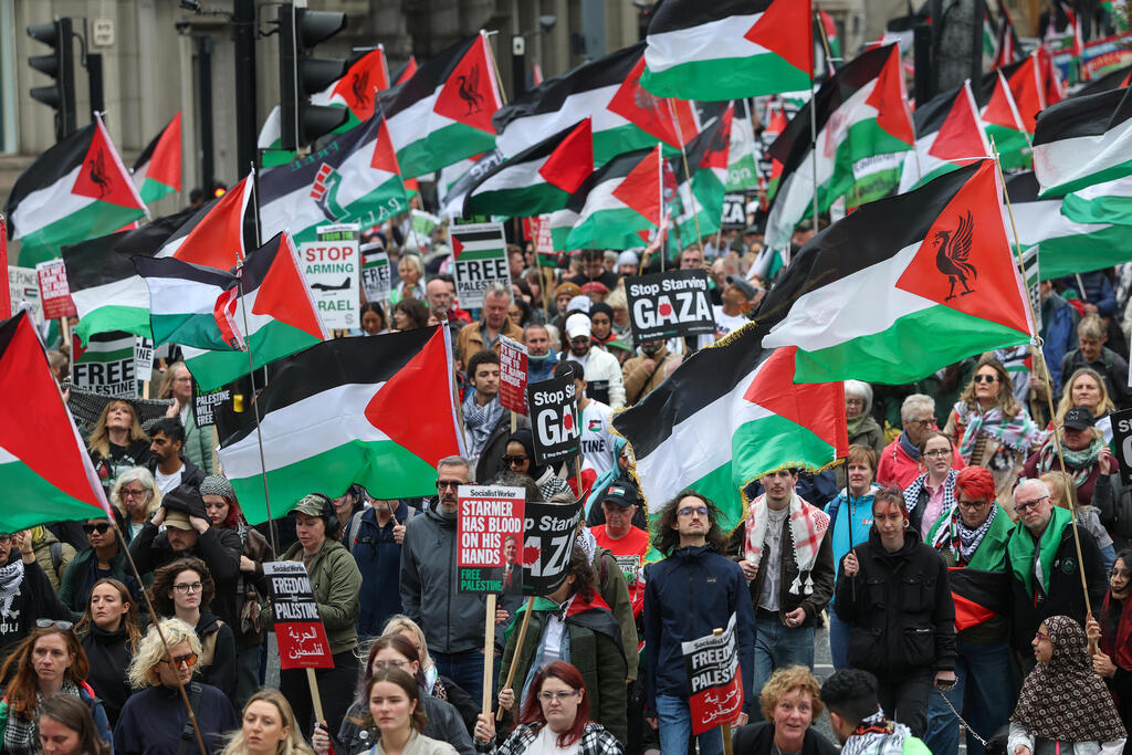 Pro-Palestinian protests in Liverpool, Britain (Photo: Jeff J Mitchell/Getty Images) הפגנות פרו-פלסטיניות בליברפול