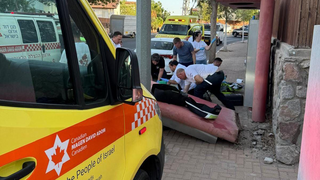 תיעוד מאילת: נער נפל מגובה רב