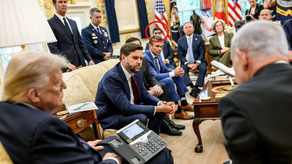 Prime Minister Benjamin Netanyahu during the apology call with the Qatari prime minister, with Ali al-Tawadi in the background, circled (Photo: The White House) נתניהו ב"שיחת ההתנצלות" בפני ראש ממשלת קטאר בחדר הסגלגל כשהבכיר הקטארי ברקע