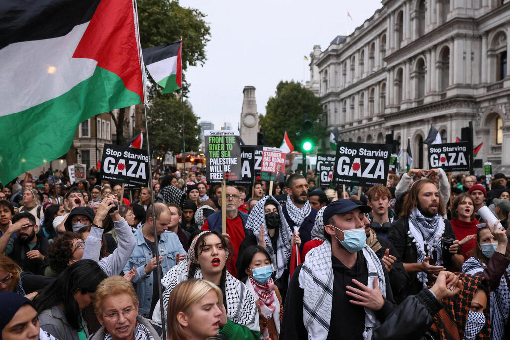 Pro-Palestinian protesters demonstrate in London, 2025 (Photo: REUTERS/Jack Taylor) לונדון בריטניה הפגנה אנטי-ישראלית נגד ישראל פרו-פלסטינית פרו-פלסטינים בעקבות מעצר פעילי משט ל עזה