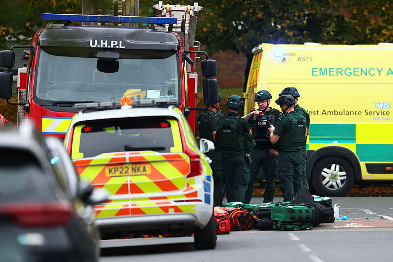 זירת הפיגוע במנצ'סטר, דקירה ודריסה ליד בית כנסת