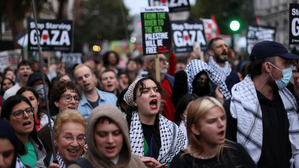לונדון בריטניה הפגנה אנטי-ישראלית נגד ישראל פרו-פלסטינית פרו-פלסטינים בעקבות מעצר פעילי משט ל עזה