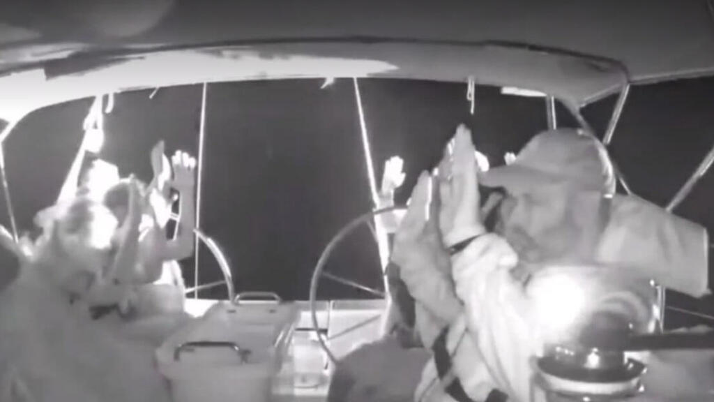 Перехват флотилии (Фото: кадр видео) פעילי משט סומוד לעזה מעצר כוחות צה"ל חיל הים