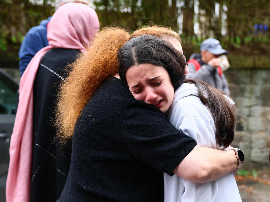 The shock following the attack (Photo: Paul Currie / AFP) זירת פיגוע בית כנסת מנצ'סטר בריטניה