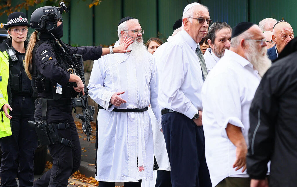 Terror attack at Manchester synagogue on Yom Kippur (Photo: Paul Currie / AFP) הרב דניאל ווקר ראש בית הכנסת היטון פארק ב מנצ'סטר בריטניה אחרי פיגוע ב יום כיפור