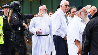 הרב דניאל ווקר ראש בית הכנסת היטון פארק ב מנצ'סטר בריטניה אחרי פיגוע ב יום כיפור