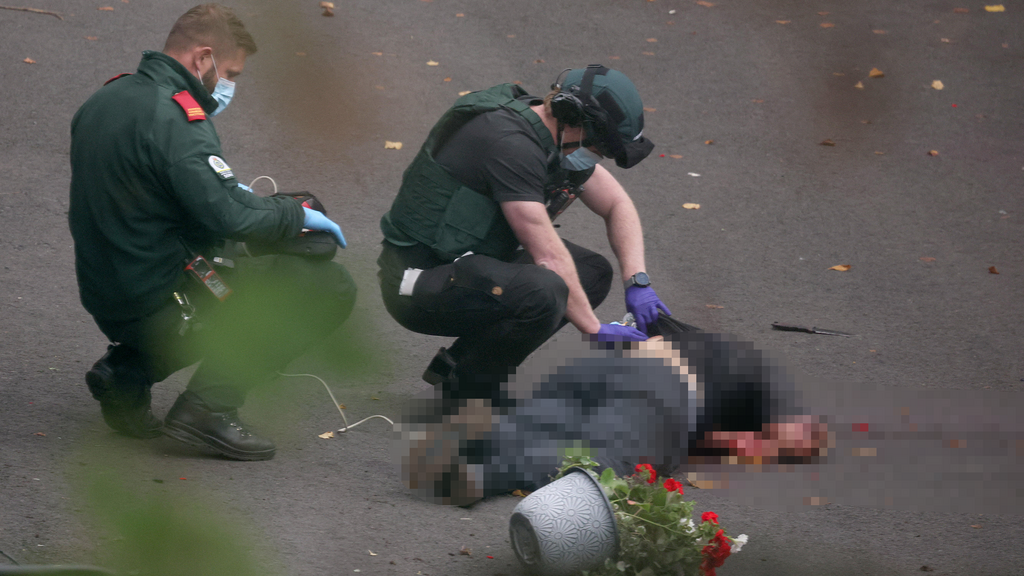 גופת מחבל מחוץ ל בית כנסת מנצ'סטר בריטניה אחרי שחוסל פיגוע יום כיפור