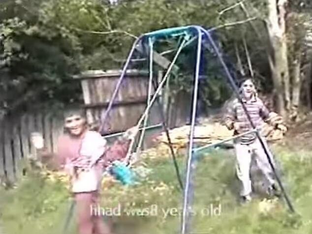 Al-Shamie (right) and his brother play in the backyard of their home next to the synagogue (Photo: from the Daily Mail) ג'יהאד א-שאמי, המחבל שביצע את הפיגוע במנצ'סטר ואחיו, בילדותם