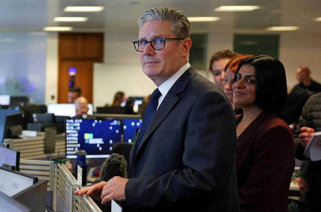 ראש ממשלת בריטניה קיר סטרמר עם שרת הפנים שבאנה מחמוד במטה משמרת מנצ'סטר