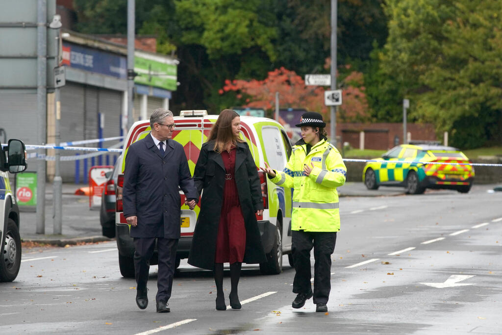 British Prime Minister Keir Starmer in Manchester (Photo: AP Photo/Ian Hodgson) ראש ממשלת בריטניה קיר סטרמר בזירת הפיגוע במנצ'סטר