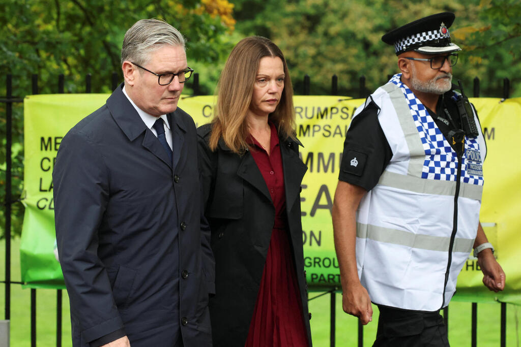 ראש ממשלת בריטניה קיר סטרמר בזירת הפיגוע במנצ'סטר (צילום: Christopher Furlong/Getty Images) ראש ממשלת בריטניה קיר סטרמר בזירת הפיגוע במנצ'סטר