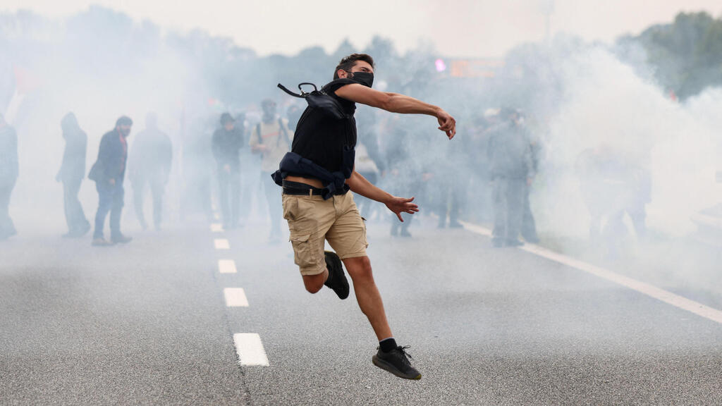 During pro-Palestininan demonstration in Italy (Photo: Claudia Greco/Reuters) מחאות פרו פלסטיניות באיטליה