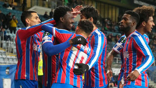 שחקני קריסטל פאלאס חוגגים עם אדי נקטיה