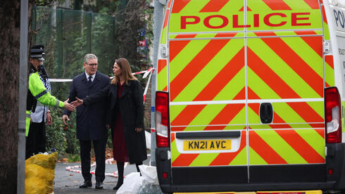 ראש ממשלת בריטניה קיר סטארמר עם שאתו ויקטוריה זירה פיגוע בית כנסת מנצ'סטר