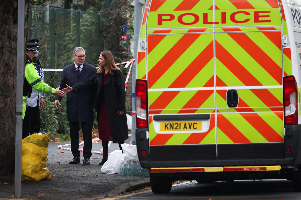 ראש ממשלת בריטניה קיר סטארמר עם שאתו ויקטוריה זירה פיגוע בית כנסת מנצ'סטר