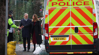 ראש ממשלת בריטניה קיר סטארמר עם שאתו ויקטוריה זירה פיגוע בית כנסת מנצ'סטר