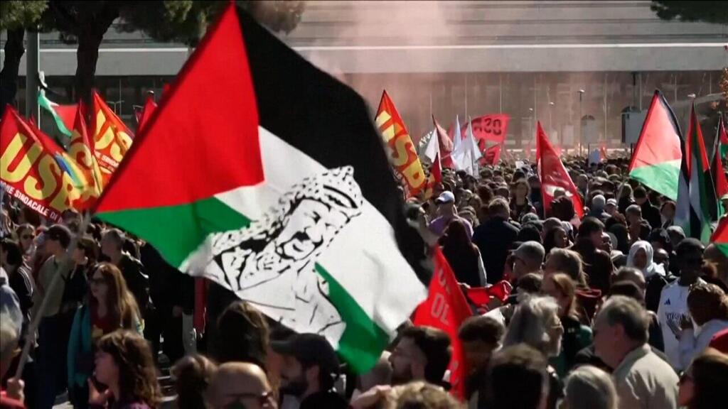 Pro-Palestinian demonstration in Italy (Photo: Reuters) הפגנות למען עזה ברחבי איטליה