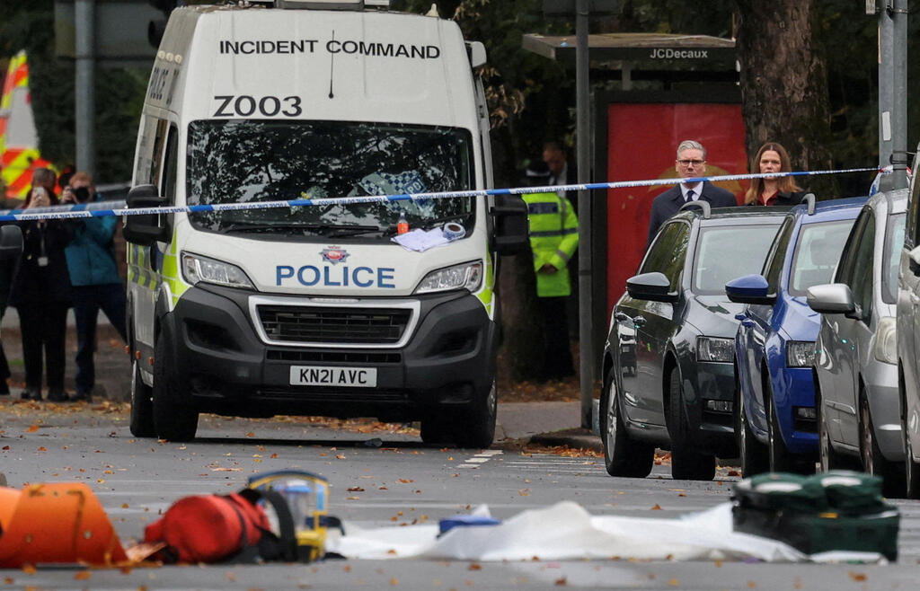 Scene of the attack in Manchester (Photo: Hannah McKay/Reuters ) ראש ממשלת בריטניה קיר סטארמר עם שאתו ויקטוריה זירה פיגוע בית כנסת מנצ'סטר