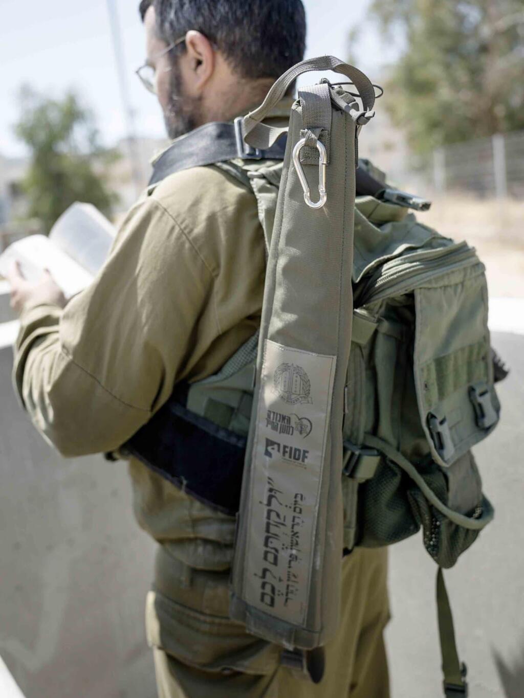 חייל עם מנשא טקטי לארבעת המינים על הגב