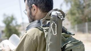 חייל עם מנשא טקטי לארבעת המינים על הגב