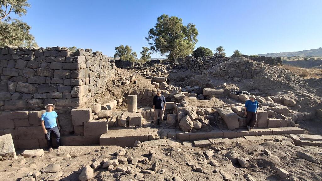 Remains of the synagogue (Photo: Dr. Michael Azband ) מבנה בית הכנסת
