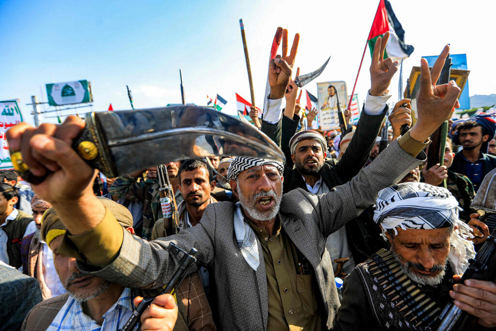 Armed Houthi supporters rally in Sanaa, Yemen, during a demonstration against the United States and Israel (Photo: Mohammed HUWAIS / AFP) הפגנת חות'ים בתימן