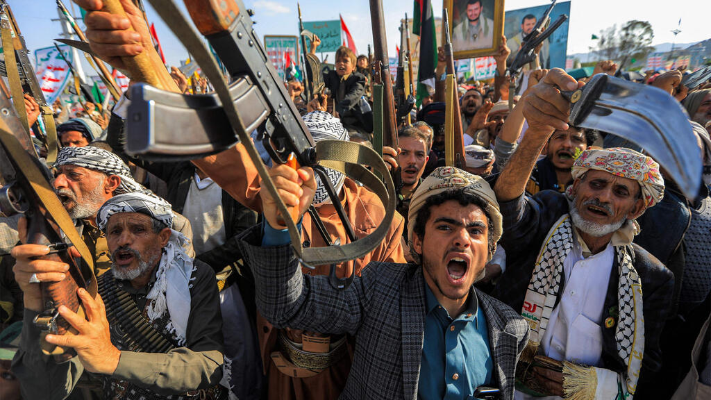 Houthi supporters demonstrate in Sanaa last year (Photo: Mohammed Huwais / AFP) הפגנת חות'ים בתימן